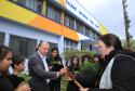 Ortega planta árvores junto com crianças e se emociona com o entusiasmo delas 