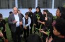 Ortega planta árvores junto com crianças e se emociona com o entusiasmo delas 