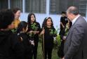 Ortega planta árvores junto com crianças e se emociona com o entusiasmo delas 