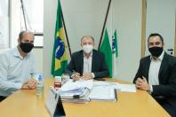 Com uma agenda bastante movimentada, o secretário do Desenvolvimento Urbano e de Obras Públicas (SEDU), João Carlos Ortega, e o diretor-geral, Lúcio Tasso, receberam em seus gabinetes, nesta semana, o deputado Evandro Araújo, juntamente com os prefeitos de Reserva, Lucas Machado, e de Uniflor, Zé Bassi. Na oportunidade trataram de assuntos relacionados a melhorias para suas cidades e população. 