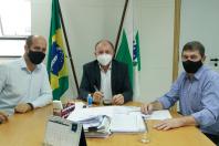 Com uma agenda bastante movimentada, o secretário do Desenvolvimento Urbano e de Obras Públicas (SEDU), João Carlos Ortega, e o diretor-geral, Lúcio Tasso, receberam em seus gabinetes, nesta semana, o deputado Evandro Araújo, juntamente com os prefeitos de Reserva, Lucas Machado, e de Uniflor, Zé Bassi. Na oportunidade trataram de assuntos relacionados a melhorias para suas cidades e população. 