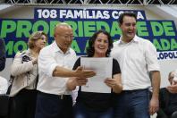 Governador entrega 108 títulos de imóveis e confirma mais R$ 12,1 milhões em investimentos para Carlópolis