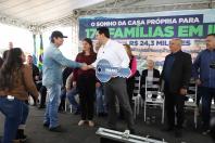 Governador entrega chaves da Casa Própria a 174 famílias de Irati