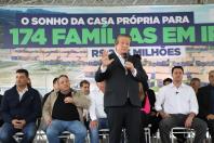 Governador entrega chaves da Casa Própria a 174 famílias de Irati