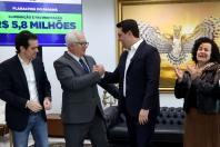 Governador libera mais R$ 27,1 milhões do Programa Asfalto Novo, Vida Nova O governador Carlos Massa Ratinho Junior liberou nesta terça-feira, 15, mais R$ 27,1 milhões do Programa Asfalto Novo, Vida Nova que vão viabilizar a pavimentação de Ruas e Projetos de Iluminação Pública em mais cinco Municípios paranaenses: Planaltina do Paraná, Pinhal de São Bento, Miraselva, Farol e Amaporã. Desse total, R$ 25,9 milhões são recursos a fundo perdido do Governo do Estado e R$ 1,2 milhão corresponde a contrapartidas 