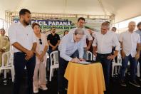Governador entrega 44 Casas e anuncia a construção de Condomínio do Idoso em Ibiporã