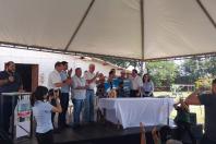 Escritura na mão: 98 famílias de Guaíra recebem títulos da posse de seus imóveis