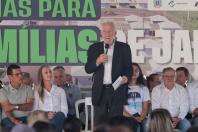 Com apoio do Estado, chaves da casa própria são entregues a famílias de Japurá