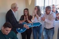 Com apoio do Estado, chaves da casa própria são entregues a famílias de Japurá