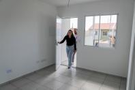Com apoio do Estado, 90 famílias de Fazenda Rio Grande recebem chaves da casa própria