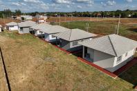 Governador entrega moradias e anuncia R$ 36,2 milhões para estradas rurais em Terra Rica