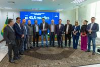 Ratinho Junior confirma R$ 372,5 milhões para 12 municípios de sete regiões