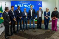 Ratinho Junior confirma R$ 372,5 milhões para 12 municípios de sete regiões