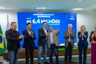 Ratinho Junior confirma R$ 372,5 milhões para 12 municípios de sete regiões