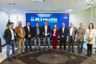 R$ 372 milhões: governador libera recursos para investimentos em 10 municípios