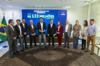 R$ 372 milhões: governador libera recursos para investimentos em 10 municípios