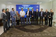 Governador libera R$ 350 milhões para obras e equipamentos em nove cidades