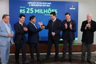 Ratinho Junior confirma R$ 565,6 milhões para 11 municípios do Estado