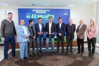 Ratinho Junior confirma mais de R$ 453 milhões para obras em 11 municípios