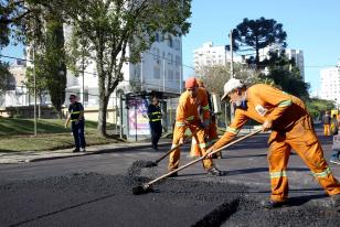 Obra de asfaltamento de rua