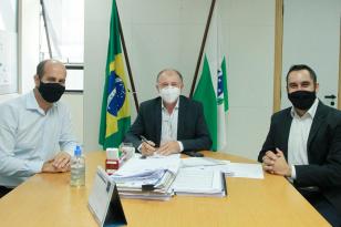 Com uma agenda bastante movimentada, o secretário do Desenvolvimento Urbano e de Obras Públicas (SEDU), João Carlos Ortega, e o diretor-geral, Lúcio Tasso, receberam em seus gabinetes, nesta semana, o deputado Evandro Araújo, juntamente com os prefeitos de Reserva, Lucas Machado, e de Uniflor, Zé Bassi. Na oportunidade trataram de assuntos relacionados a melhorias para suas cidades e população. 