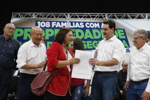 Governador entrega 108 títulos de imóveis e confirma mais R$ 12,1 milhões em investimentos para Carlópolis