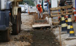Adrianópolis recebe R$ 7,6 milhões para obras de pavimentação urbana