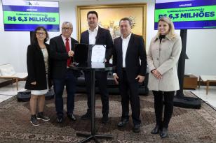 Governador libera mais R$ 27,1 milhões do Programa Asfalto Novo, Vida Nova O governador Carlos Massa Ratinho Junior liberou nesta terça-feira, 15, mais R$ 27,1 milhões do Programa Asfalto Novo, Vida Nova que vão viabilizar a pavimentação de Ruas e Projetos de Iluminação Pública em mais cinco Municípios paranaenses: Planaltina do Paraná, Pinhal de São Bento, Miraselva, Farol e Amaporã. Desse total, R$ 25,9 milhões são recursos a fundo perdido do Governo do Estado e R$ 1,2 milhão corresponde a contrapartidas 