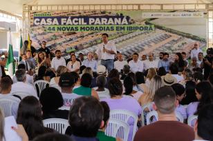 Governador entrega 44 Casas e anuncia a construção de Condomínio do Idoso em Ibiporã