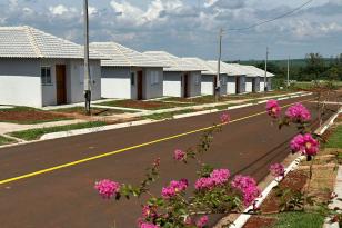 COHAPAR entrega 30 casas e 45 Escrituras Públicas para famílias de Primeiro de Maio