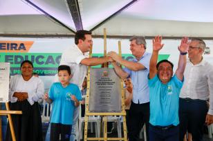 Governador inaugura a 1ª Escola de Educação Especial do Estado e realiza um pedido de décadas