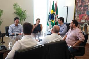 Projeto Fábrica de Ideias e Centro de Convenções de Curitiba são mostrados ao prefeito de Curitiba