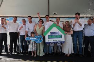 Governador Ratinho Junior entrega casa própria a 83 famílias de Siqueira Campos