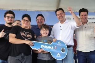 Com subsídio do Estado, Ratinho Junior entrega casas a 103 famílias de Rondon