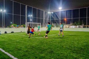 Em Foz do Iguaçu, seis unidades Meu Campinho atraem crianças e jovens para a prática de esportes