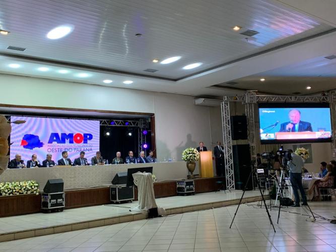 Ortega representa o governador do Paraná nos 50 Anos da AMOP