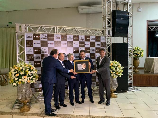 Ortega representa o governador do Paraná nos 50 Anos da AMOP