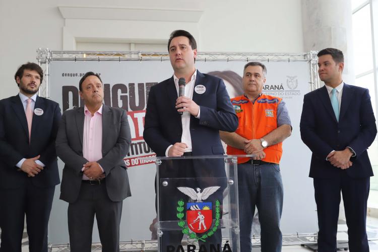 O Paraná está em guerra contra a dengue, afirma o governador