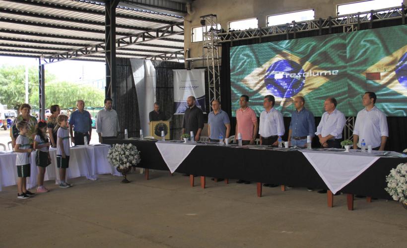 Entre asfalto, recape e urbanização foram feitos 105,15 km de obras em municípios da AMUSEP, disse Ortega em discurso em Atalaia