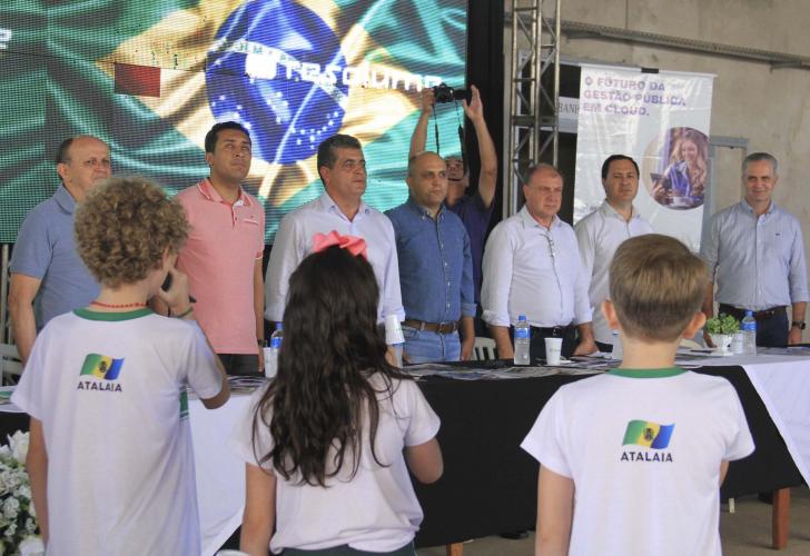 Entre asfalto, recape e urbanização foram feitos 105,15 km de obras em municípios da AMUSEP, disse Ortega em discurso em Atalaia