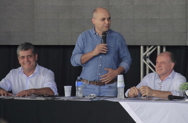 Entre asfalto, recape e urbanização foram feitos 105,15 km de obras em municípios da AMUSEP, disse Ortega em discurso em Atalaia