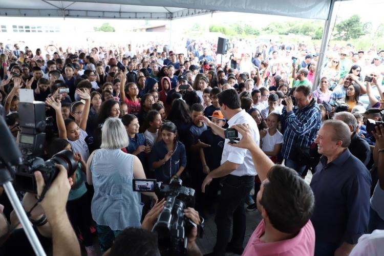 Em Campina Grande do Sul, 700 alunos iniciam o ano em Colégio novo e a população terá Ruas com asfalto