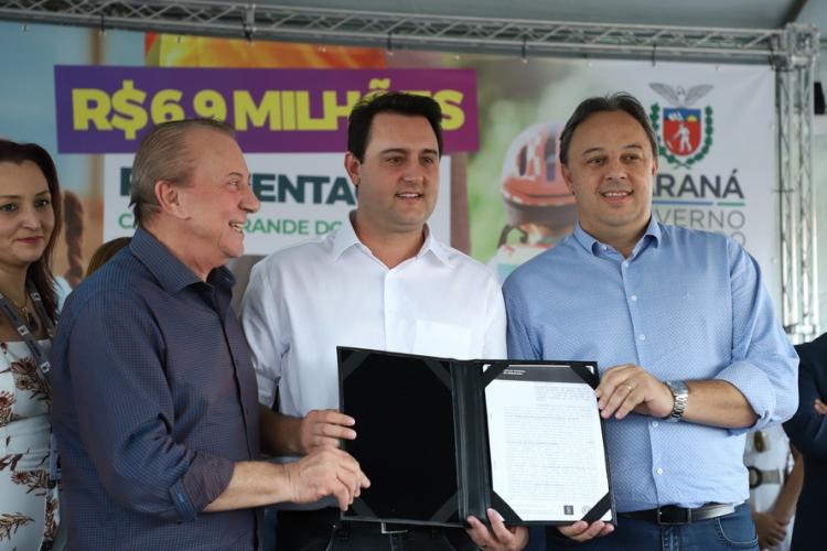 Em Campina Grande do Sul, 700 alunos iniciam o ano em Colégio novo e a população terá Ruas com asfalto