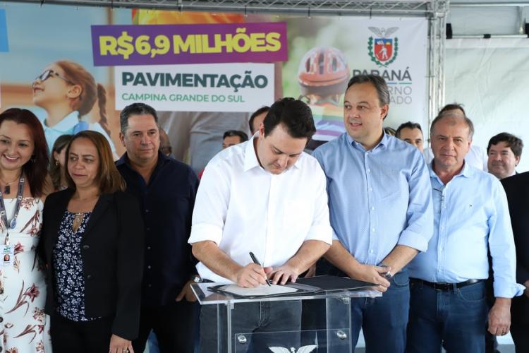 Em Campina Grande do Sul, 700 alunos iniciam o ano em Colégio novo e a população terá Ruas com asfalto
