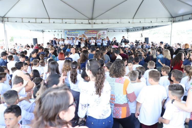 Em Campina Grande do Sul, 700 alunos iniciam o ano em Colégio novo e a população terá Ruas com asfalto