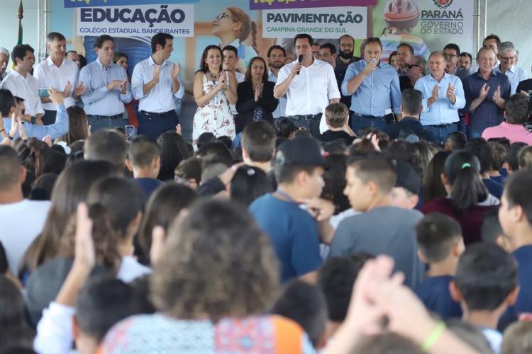 Em Campina Grande do Sul, 700 alunos iniciam o ano em Colégio novo e a população terá Ruas com asfalto