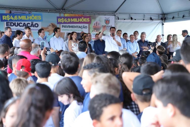 Em Campina Grande do Sul, 700 alunos iniciam o ano em Colégio novo e a população terá Ruas com asfalto