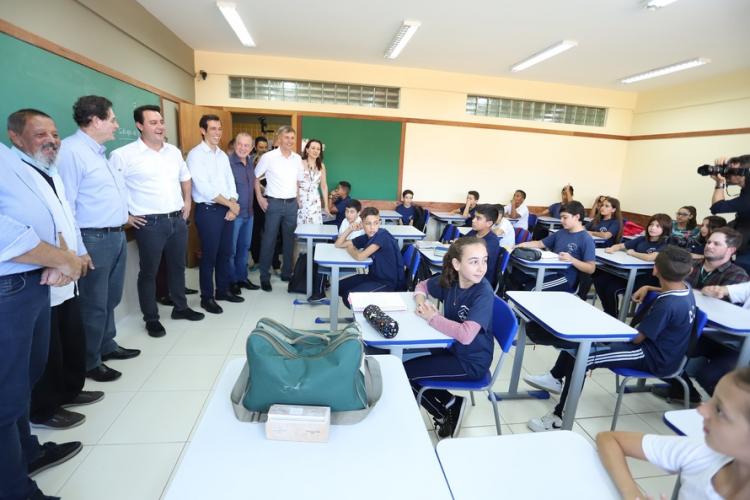 Em Campina Grande do Sul, 700 alunos iniciam o ano em Colégio novo e a população terá Ruas com asfalto