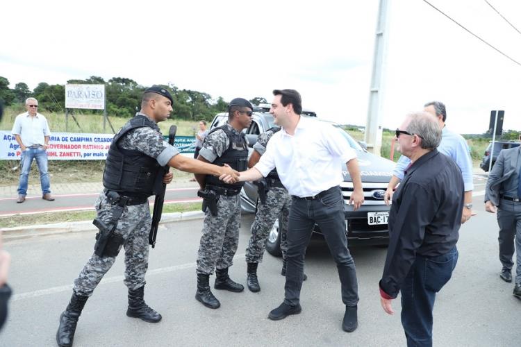 Em Campina Grande do Sul, 700 alunos iniciam o ano em Colégio novo e a população terá Ruas com asfalto