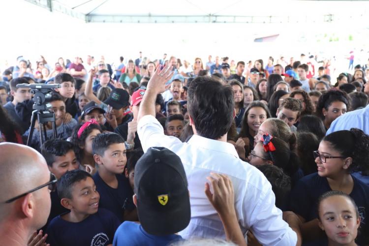 Em Campina Grande do Sul, 700 alunos iniciam o ano em Colégio novo e a população terá Ruas com asfalto